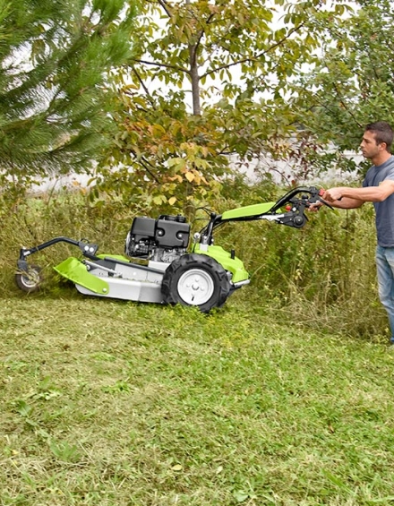 If necessary the cutter deck's front aperture will lift up automatically when entering high vegetation without crushing in down. 