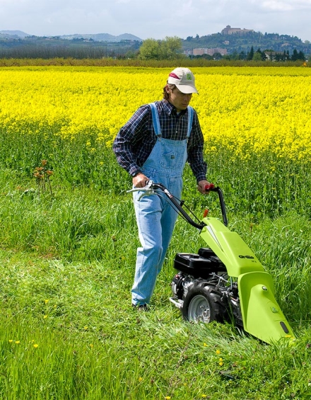For a level cut, the cutter bar of the Grillo GF2 can be inclined to adapt to the ground’s unevenness. 